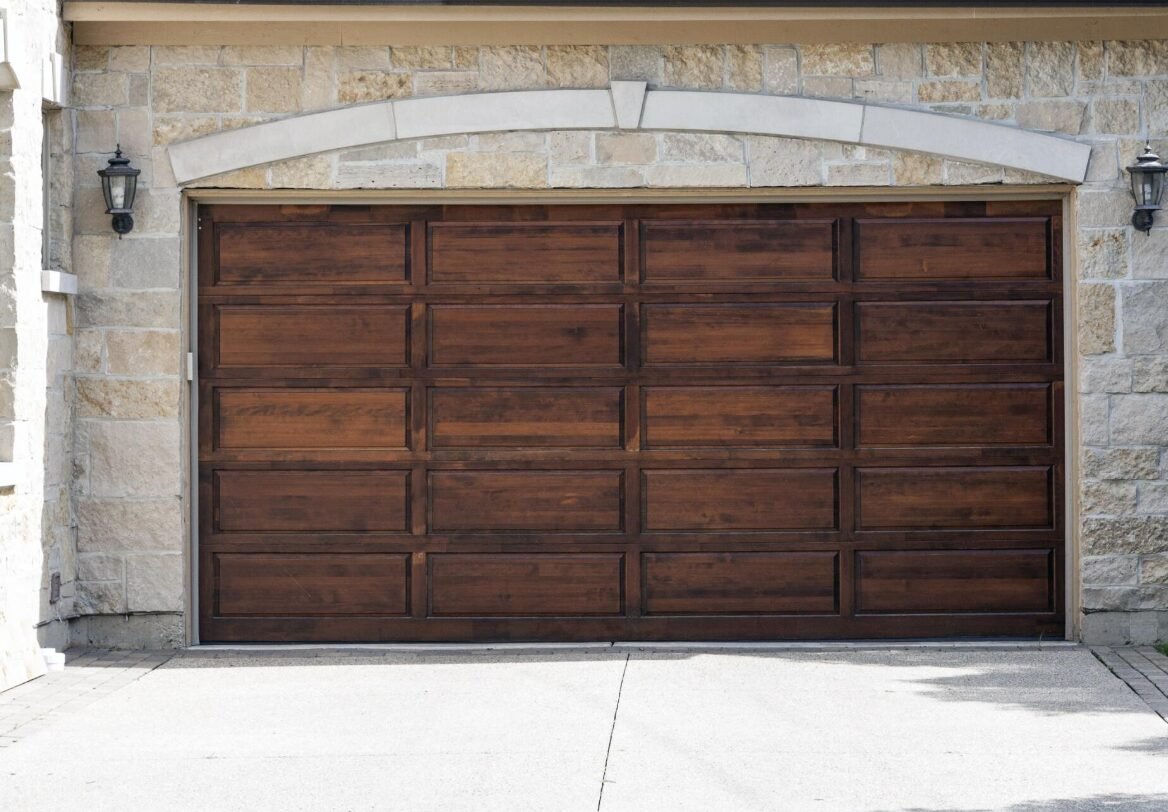 Garage door repair service in Miami, FL.